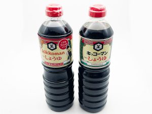 お馴染みの「キッコーマン しょうゆ1L」のペットボトル（左：新装されたくびれペットボトル、右：従来ペットボトル）