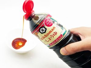 くびれペットボトルでしょうゆを注ぐと、その差は歴然