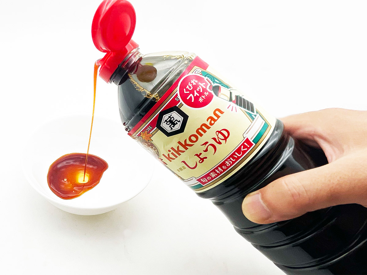 くびれペットボトルでしょうゆを注ぐと、その差は歴然