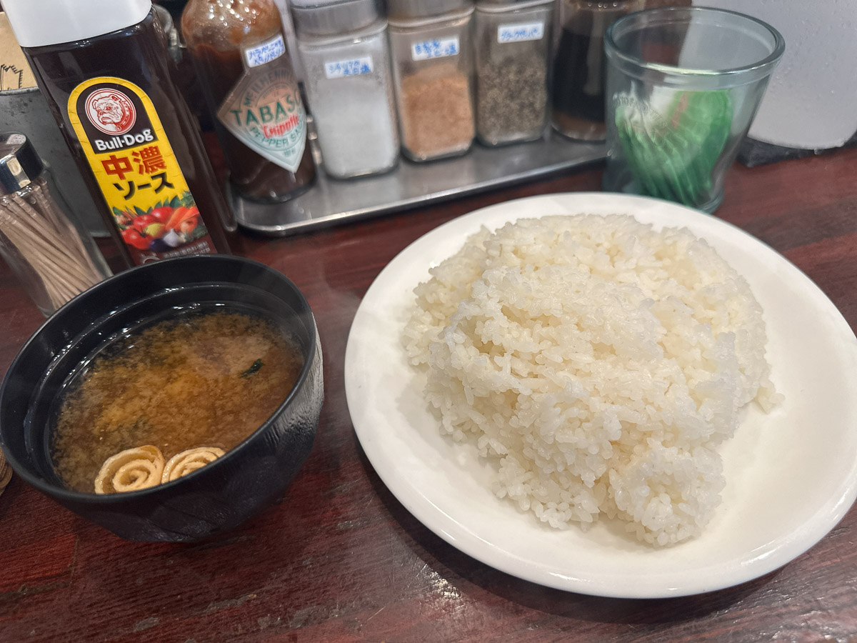 全ての定食にこのライスと味噌汁がつきます[食楽web]