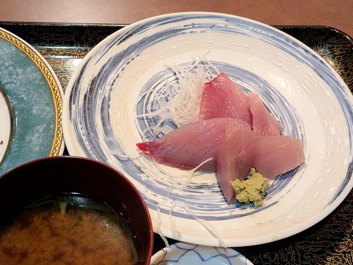 分厚いお刺身が4枚も