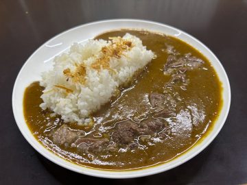 旨い店はタクシー運転手に訊け！ 2時間で売り切れる！大久保のカレー専門店『小さなカレー家』の絶品「牛すじカレー」が人気のワケ