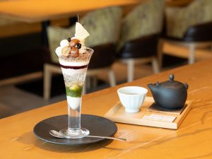 「モンブラン抹茶パフェ」日本のお茶セット1980円、お抹茶セット2090円、イートインのみ、販売期間：通年（数量限定、なくなり次第終了）