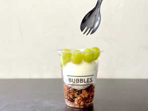 「マスカットとミルクジェラート(自家製グラノーラ添え)」1300円、イートイン・テイクアウト可　販売期間：9月12日(木)~9月25日(水)、1日20点（数量限定、なくなり次第終了）