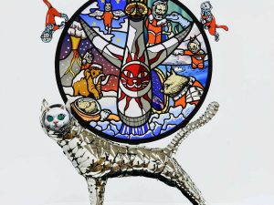 初披露される「The Story of BIG CAT BANG」（2024年）。ステンドグラス、ステンレススチール、錫、鉄。90cm×42cm×110cm