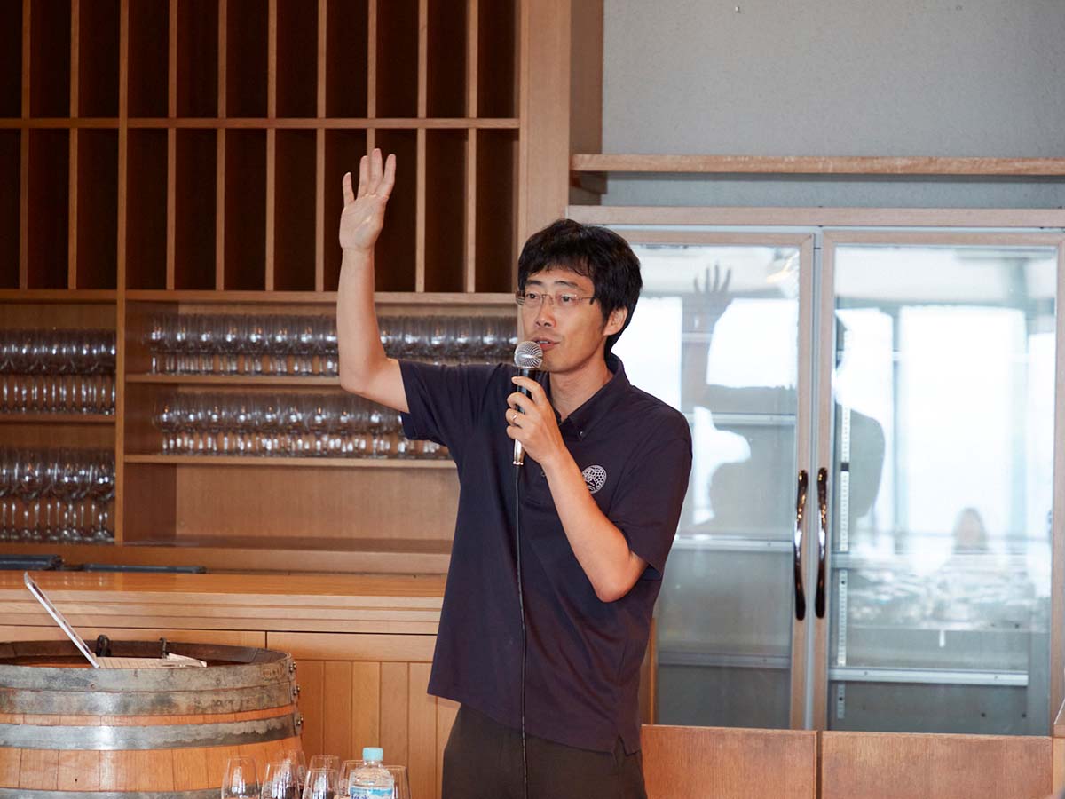 サントリー(株)ワイン本部 シニアスペシャリストの柳原 亮さんが今回のテイスティングパートの案内役。丁寧で楽しい説明に初心者から上級者まで大満足