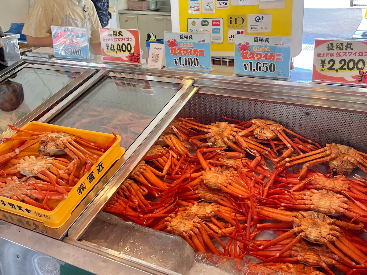大きさによって価格が異なる。お腹が上になっているのは、カニの身がパンパンに詰まっている証拠とのこと