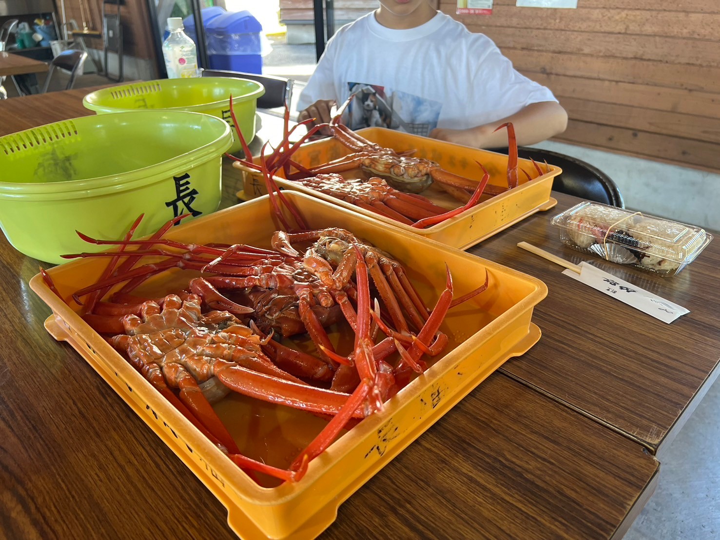 この大きさのカニ3ハイで2200円って信じられない
