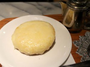 チーズの掛かったケーキでチーズケーキという実はストレートなネーミング [食楽web]