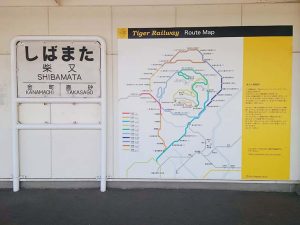 柴又駅の中には寅さんの路線図アートが。駅名に見せかけて映画の作品名が書かれている