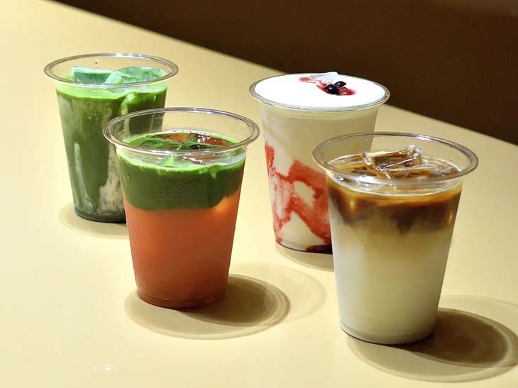 カフェラテなどの定番のほか、エスプレッソソーダやブラッドオレンジ抹茶など約20種類のドリンクも [食楽web]