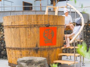 巨大な木桶の「小豆島 醤油樽 水風呂」