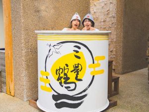 日本酒樽を使用した「三豊鶴 日本酒樽 水風呂」