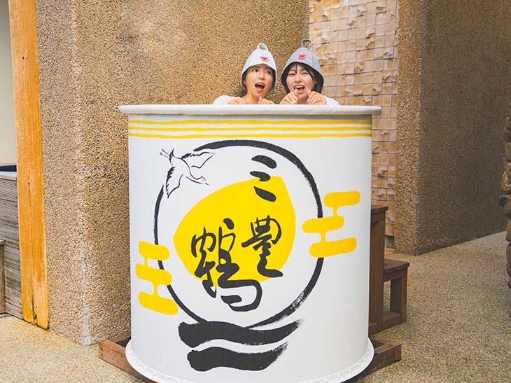 日本酒樽を使用した「三豊鶴 日本酒樽 水風呂」