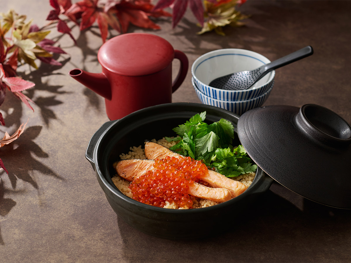 『魚とごはん 黒座椿亭』の「秋鮭といくらの土鍋ご飯」4180円/「秋鮭とイクラの土鍋ご飯コース」8800円