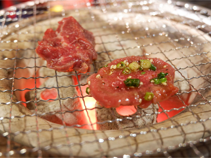 キャプ)多摩地豚の肩ロース(手前)とホルモン(大腸・小腸・上ミノ)