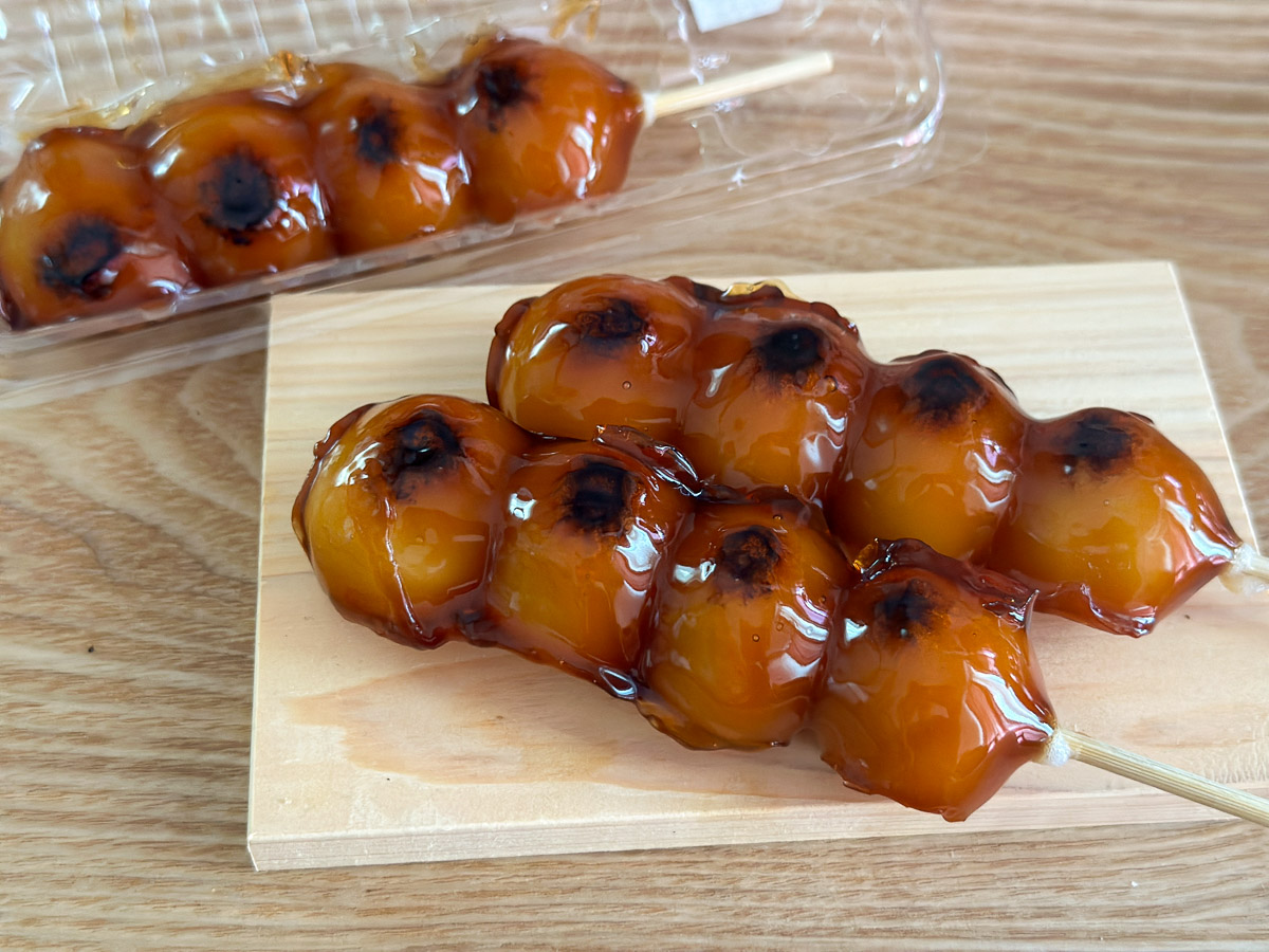 スーパーやコンビニで売っている3本入りの「みたらし団子」