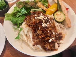 「COUZTプレート」（1200円）。この日は玄米ビーフン