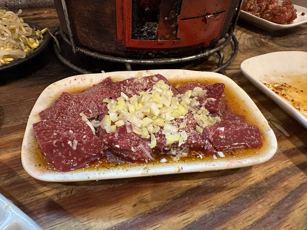レバ850円。大きくて分厚くて、新鮮！[食楽web]