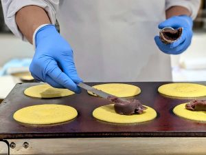 実演販売は焼き立ての良い香りも楽しめます [食楽web]