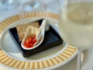 アトリエ・ド・フロマージュより、ワインに合わせた3種 のチーズプレートが提供される