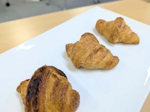手前が従来モデル「KAE-A」、中央と右端は新製品「KAV-A130」常温モードでリベイクしたクロワッサン