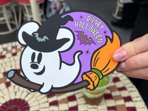スーべニアコースター600円。対象のドリンクやフードと一緒に購入することができる。ヒューイ・デューイ・ルーイのグッドタイム・カフェほかで販売