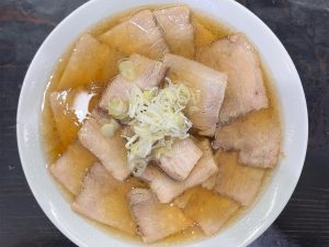 チャーシューメンの焼豚の量が半端ないですが、最後まで飽きずに食べられる美味しさ[食楽web]