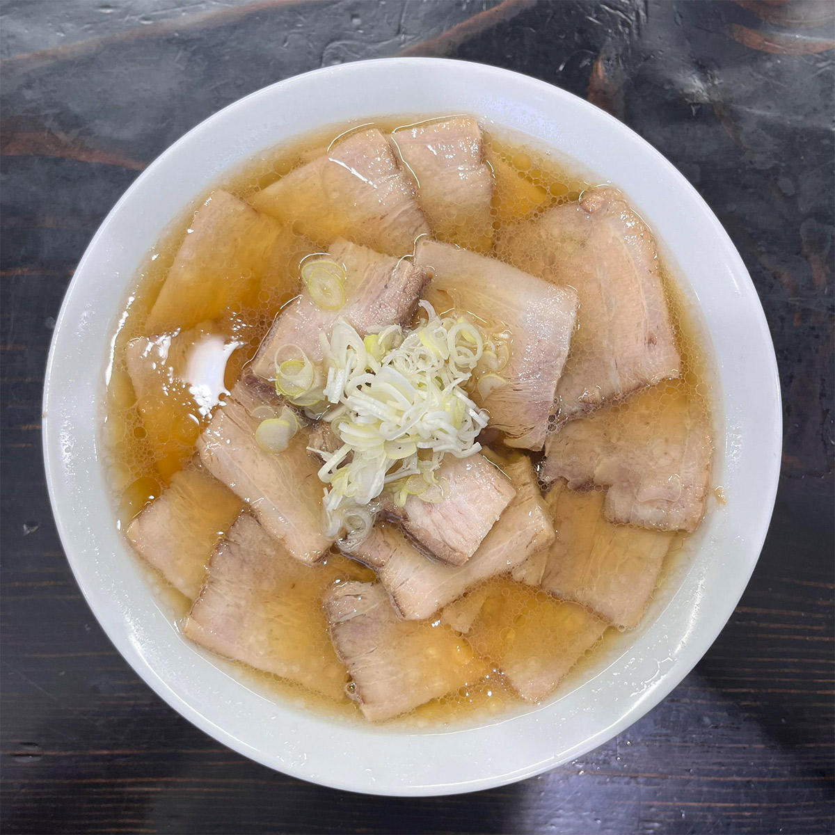 チャーシューメンの焼豚の量が半端ないですが、最後まで飽きずに食べられる美味しさ[食楽web]