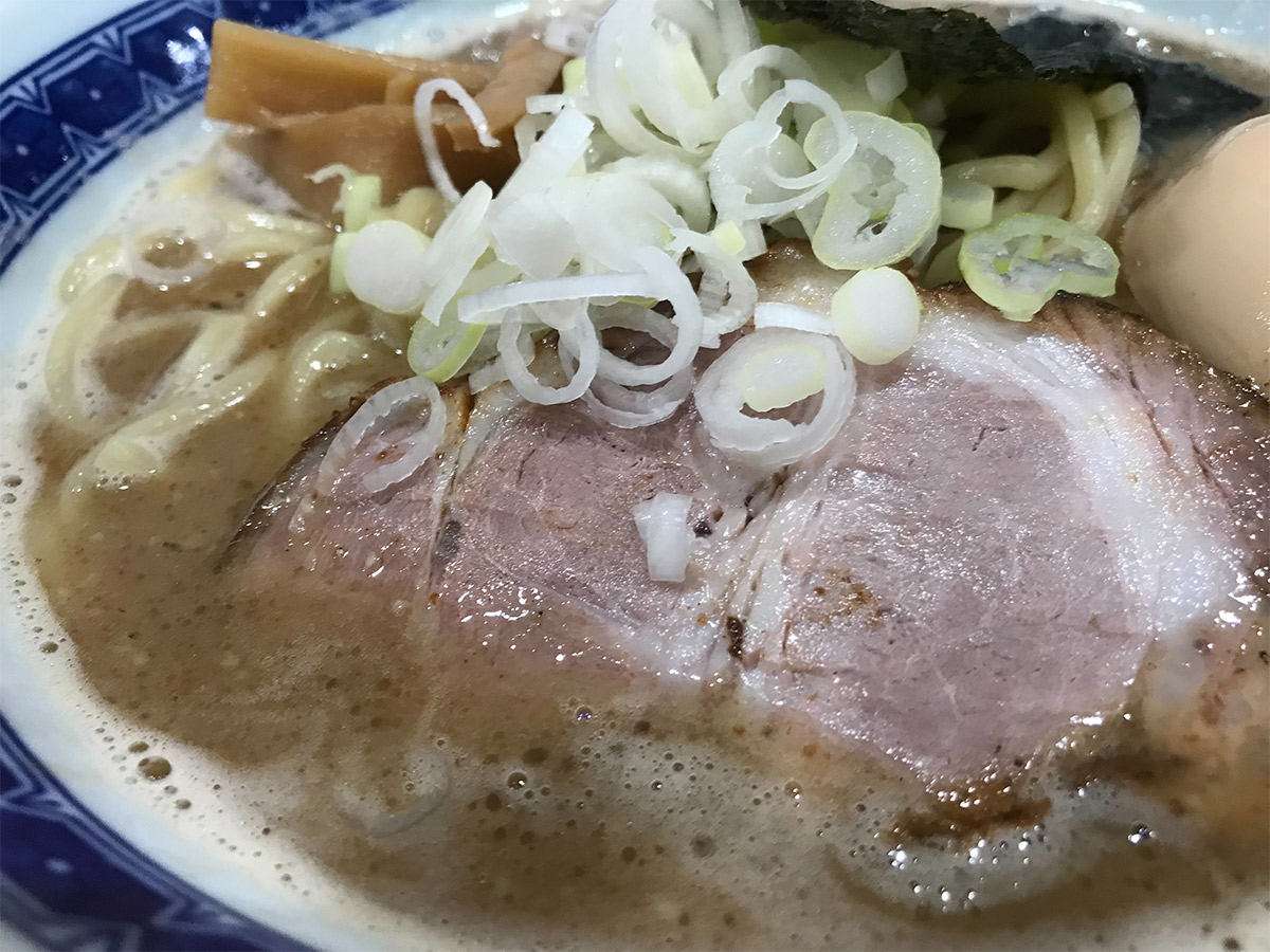 大きくて分厚いチャーシューがデフォルトで入っています。