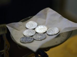 天秤を使って茶葉を計量。おもりは1円玉
