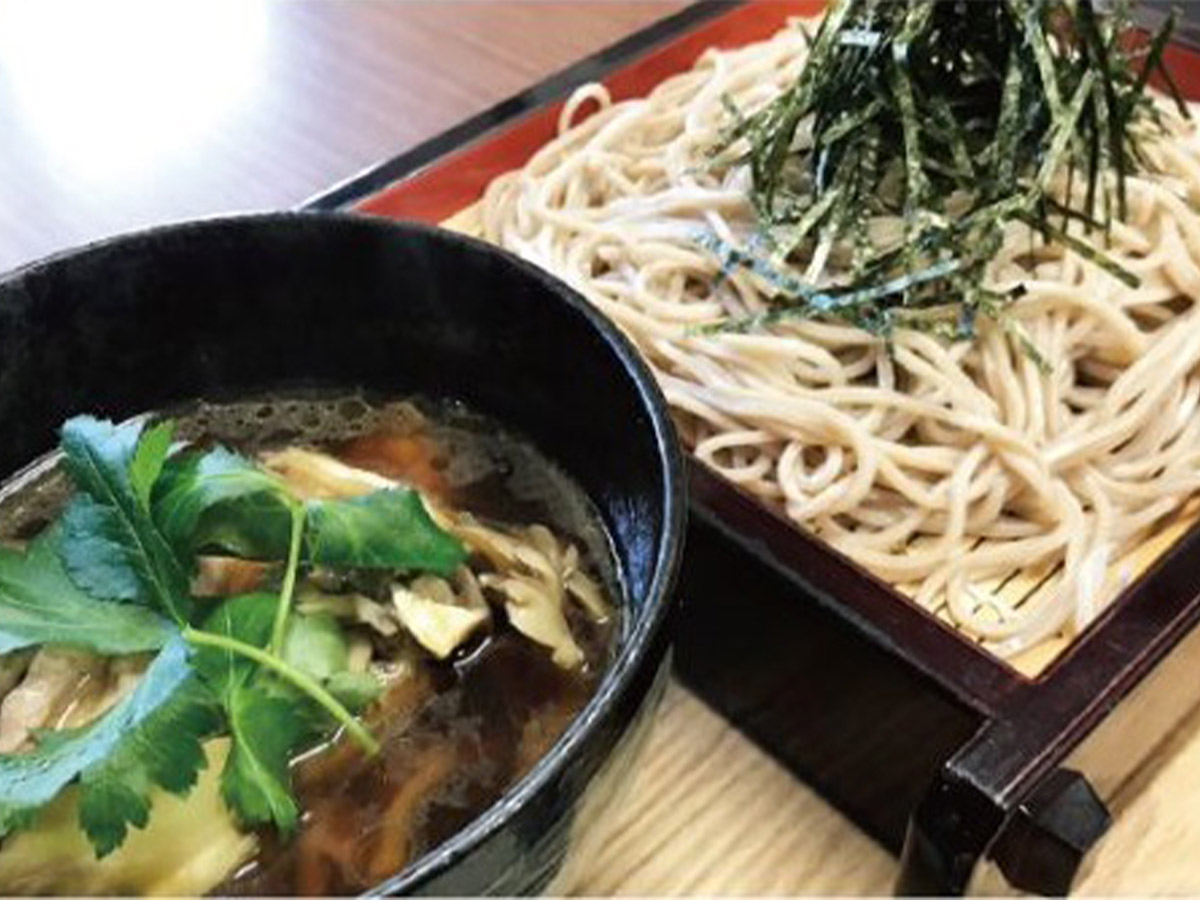 『越後そば あたご亭』の「豚肉と舞茸のつけ汁そば」1100円(税込)