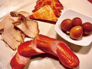 『洋風バル SHIBASANCHI』の「燻製全種盛り合わせ」1200円（税込）