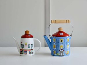 大人気の「メリーシリーズ ドリップポット」（左）と「ムーミンハウス ドリップポット」（右）。柄の転写シールはタイ工場のスタッフが全て手作業で貼りつけているそう