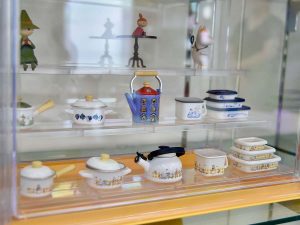 カプセルトイには実物と同じデザインのミニチュアサイズが（写真はムーミンシリーズ）