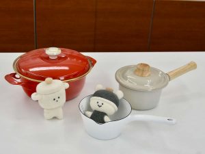 非公式キャラクターの「お鍋ちゃん」（左）と「ココットぐま」（右） ［食楽web］