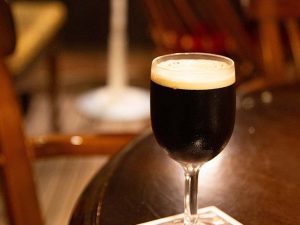 黒湯の岩室温泉では黒ビールも楽しめる