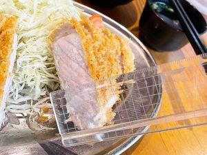 極厚3.5cmのとんかつが瞬時に登場！ 中野『幸運豚人』で究極の豚肉体験
