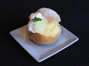 「雪山のル・レクチェ　シュークリーム」[食楽web]