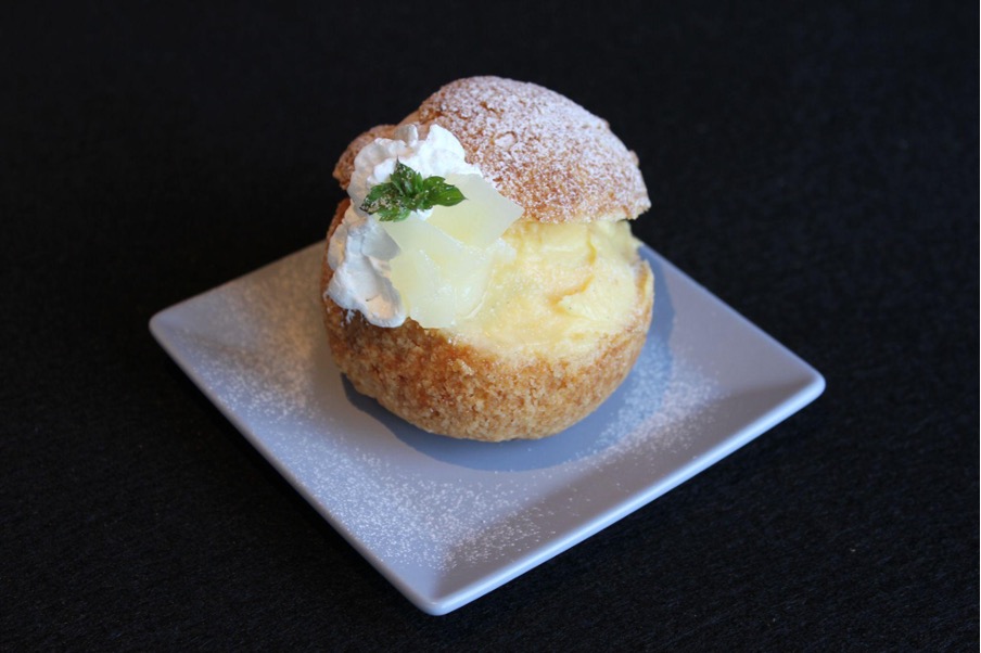 「雪山のル・レクチェ　シュークリーム」[食楽web]