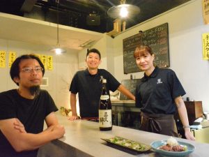 左・佐藤さん　中央・『米と肴 みなかわ』の店主・皆川隼人さん　右・奥様の雅子さん　ちなみに雅子さんは米農家の娘　土鍋で炊いたご飯がおいしいわけです