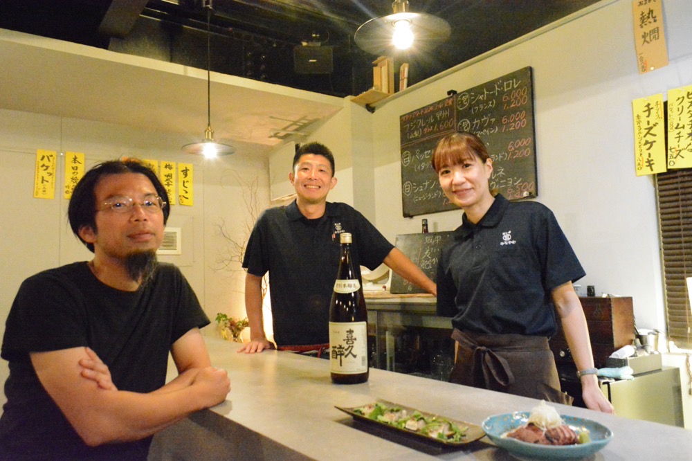 左・佐藤さん 中央・『米と肴 みなかわ』の店主・皆川隼人さん 右・奥様の雅子さん ちなみに雅子さんは米農家の娘 土鍋で炊いたご飯がおいしいわけです
