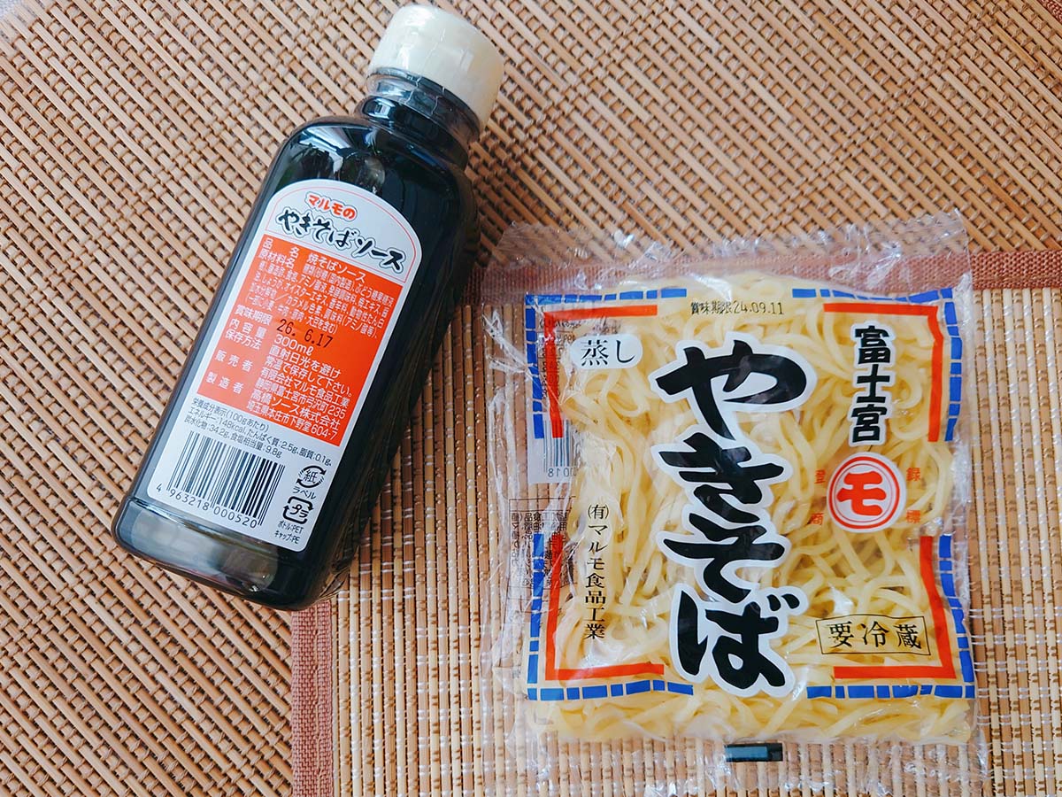 やきそばソース」498円(税別)、「むしやきそば」88円(税別)