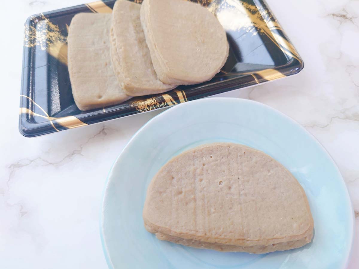 骨や皮も練り込むためグレーがかった色になる ［食楽web］