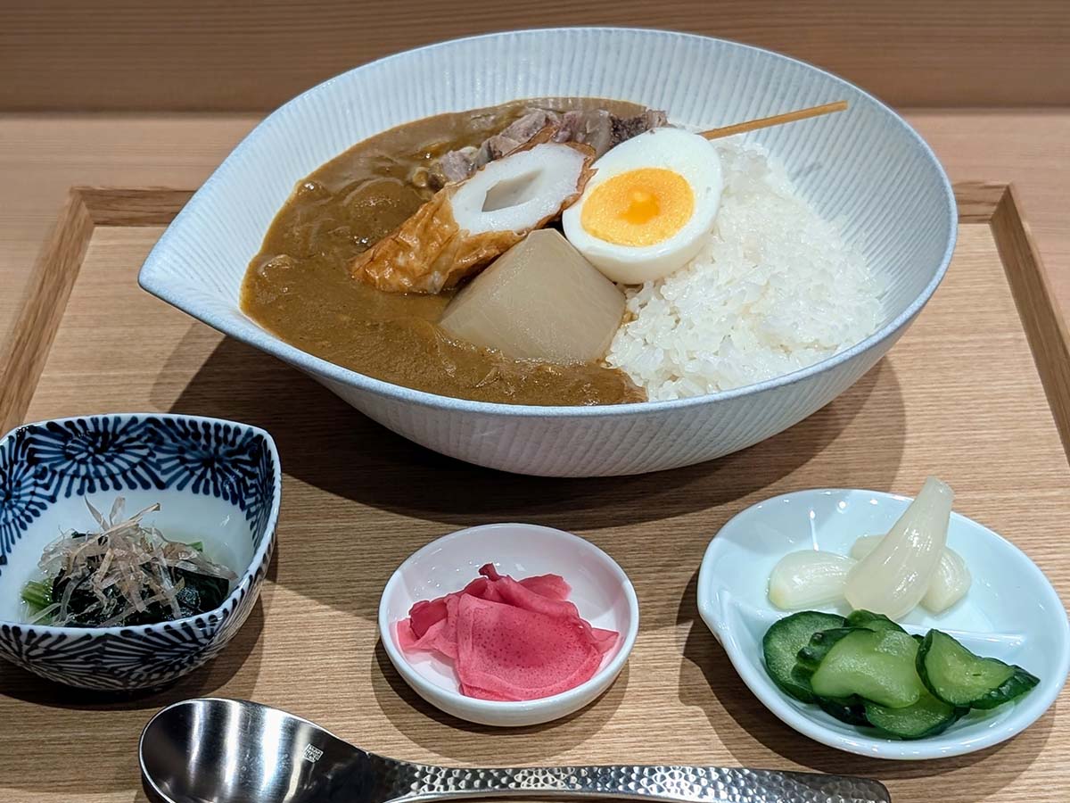 料理長が修業時代に食べたまかないから生まれたランチメニュー「おでんだしのカレーライス」（カレーライス、漬物、小鉢）1800円 ［食楽web］
