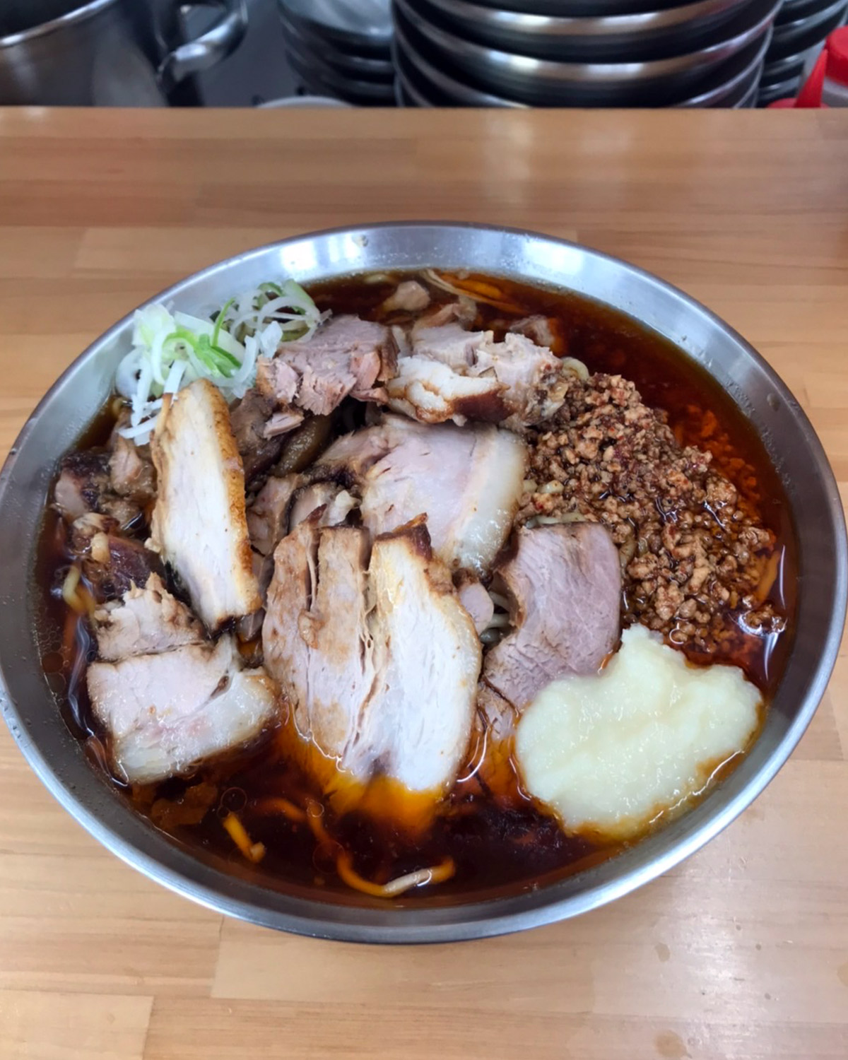 「激辛チャーシュー麺(大盛)(1200円)に「にんにくW増し」(50円)