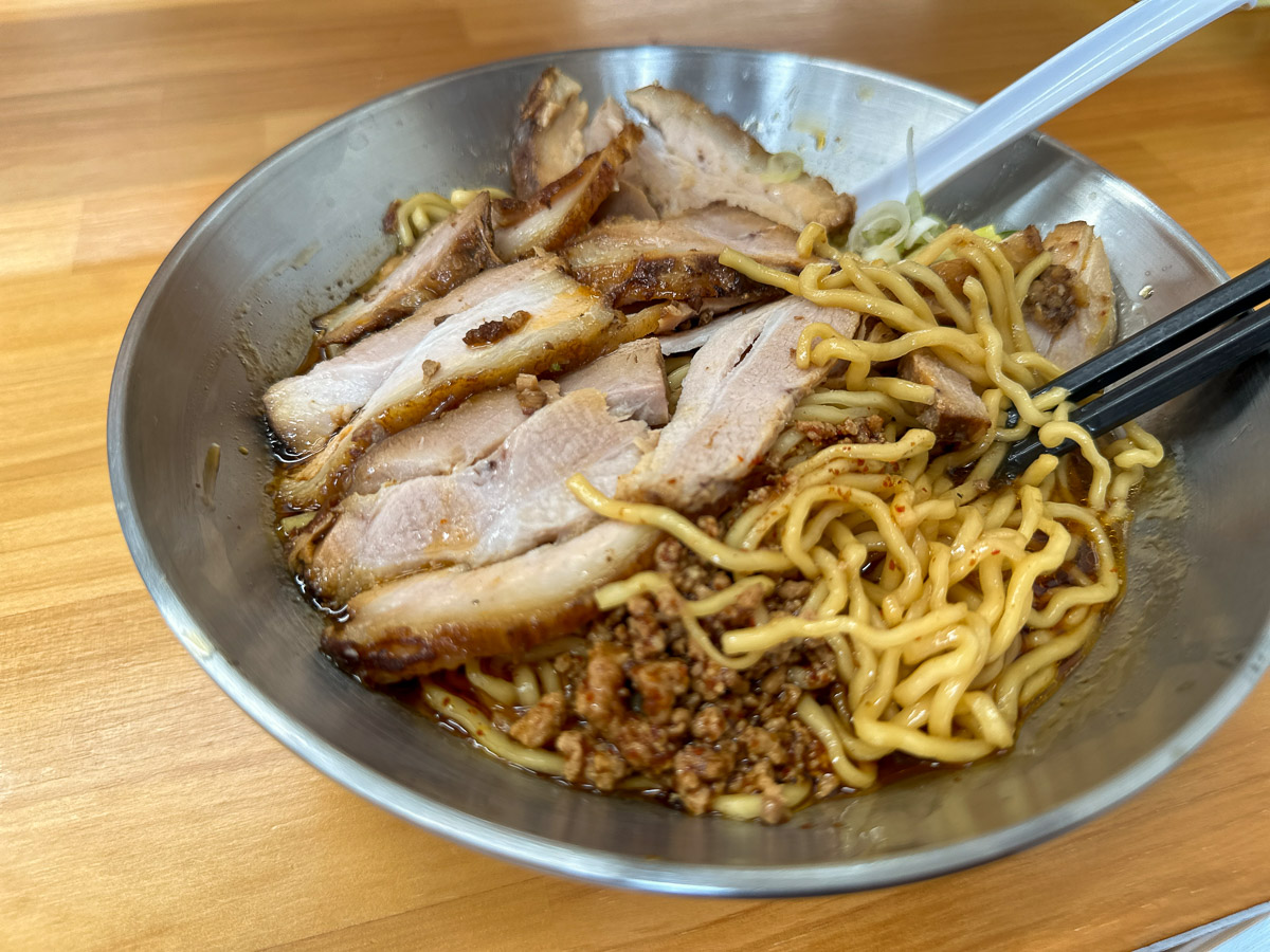 ラーメンだけど油そばのような麺とタレの絡みが最高！［食楽web］