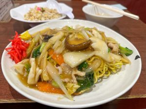 【新宿グルメ】一度は味わうべき絶品あんかけ焼きそばとは？ 老舗町中華『達磨』の理想的すぎる「広東風五目焼きそば」の魅力に迫る
