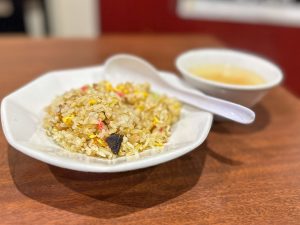 ランチタイムは、麺類にプラス220円で半チャーハン＆スープをつけられます［食楽web］
