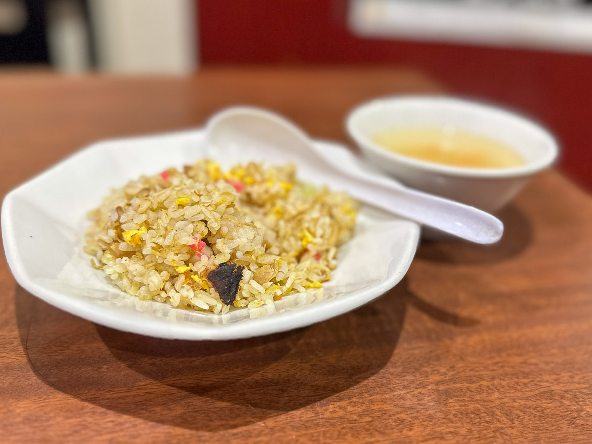 ランチタイムは、麺類にプラス220円で半チャーハン＆スープをつけられます［食楽web］